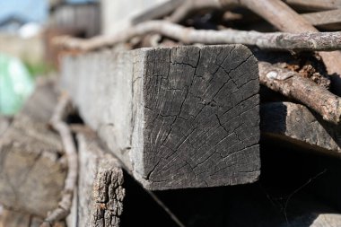 Eski ahşap kiriş çatlaklarla kaplanır.