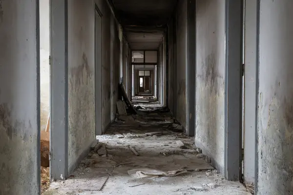 Terk edilmiş ofis binasında koridor, şehir keşfi.