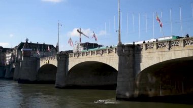 Mittlere Brucke köprüsü Ren Nehri üzerinde tatil süslemeleri, yayalar ve köprüden geçen tramvayla