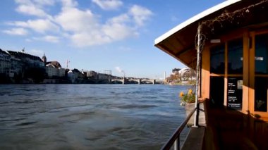 Feribotla Basel 'de Ren nehrinde yolculara gitmek, turistik bir eğlence.