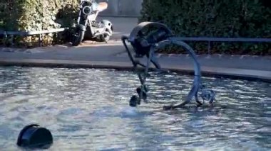 1977 'de Jean Tinguely tarafından yapılan Tinguely çeşmesi, eski şehir tiyatrosunun yerindeki sığ çeşmedeki heykel makineleri
