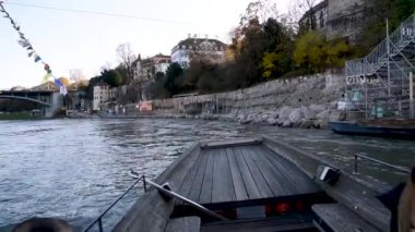 Feribotla Basel 'de Ren nehrinde yolculara gitmek, turistik bir eğlence.
