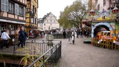 İnsanlar eski Colmar kasabasındaki Advent festivalinde ana cadde boyunca yürüyorlar.