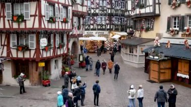 Ana caddedeki eski evler Advent zamanı için dekore edilmiş, insanlar Kasım ayında sıcak giysiler içinde yürüyorlar.