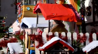 Advent zamanı sokakta çocuklar için eğlence sürüşü