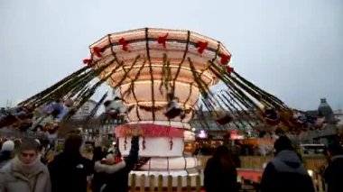 Champ-de-Mars Parkı 'nda zincire vurulmuş insanlar var.