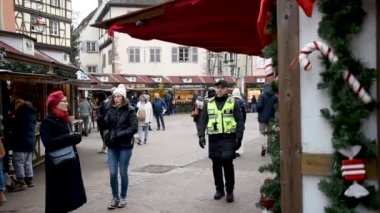 Eski Gümrük Evi Meydanı 'ndaki hediyelik eşya tezgahı şeker ve çam dallarıyla süslenmiş.
