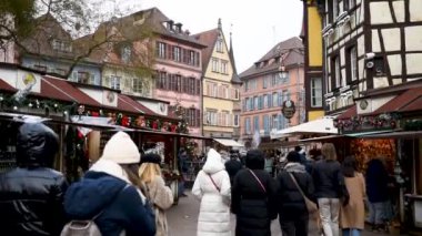 Eski Gümrük Meydanı 'nda Noel hatıralarıyla tezgahlar