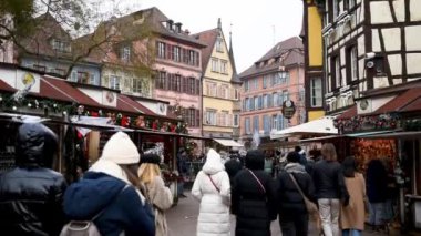Eski Gümrük Meydanı 'nda Noel hatıralarıyla tezgahlar