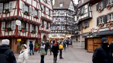 Ana caddedeki eski evler Advent zamanı için dekore edilmiş, insanlar Kasım ayında sıcak giysiler içinde yürüyorlar.