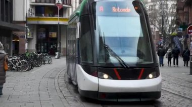 Tramvay 22 Kasım Caddesi boyunca geçer, toplu taşıma