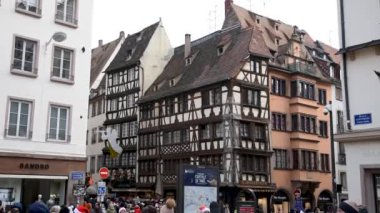 Merciere caddesinde eski mimari, Advent sırasında sokakta kalabalık