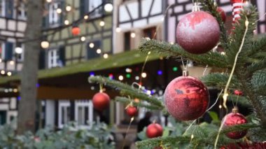 Noel ağacı süslemesi dallara asılmış.