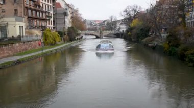 Batorama, panorama turistik teknesi ile III Nehri 'nde bir tur.