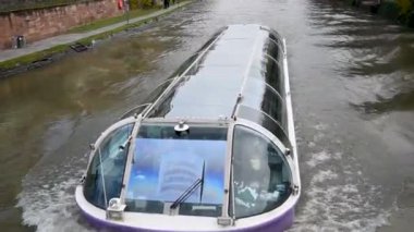 Batorama, panorama turistik teknesi ile III Nehri 'nde bir tur.
