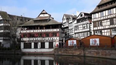 La Petite France 'da geleneksel alsatian evleri, Advent zamanı.