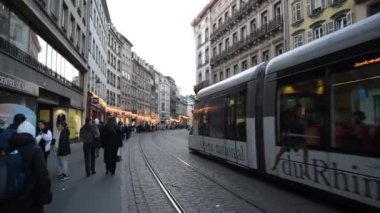 Tramvay geçerken sokakta kalabalık, tatillerde şehir hayatı...