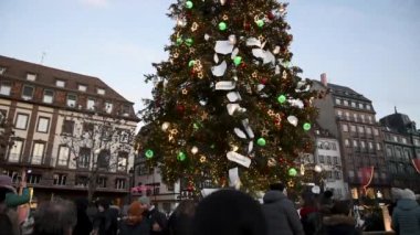 Strazburg 'daki Kleber Meydanı' nda binlerce ışıklandırmalı büyük Noel ağacı