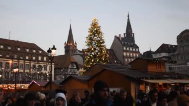 Strazburg 'daki Kleber Meydanı' nda binlerce ışıklandırmalı büyük Noel ağacı