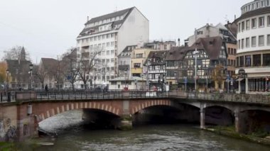 Strasbourg ve Kanal üzerindeki köprü manzarası