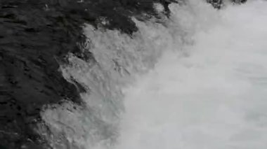 Dağ akıntısında şelale, hızlı su köpükleri