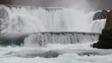 Una Ulusal Parkı 'ndaki Una nehrindeki şelale Strbacki buk, şelalenin üzerinde yükselen su sisi