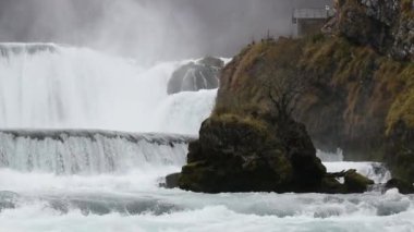 Strbacki buk şelale Una nehri üzerinde zengin su, kaya su ve dik uçurum, nehir kıyısındaki su değirmeni