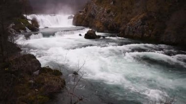 Dağ nehri Una ulusal parkta Una, şelale Strbacki buk ve dik kayalık nehir kıyısında