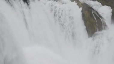 Ulusal Park Una 'daki Una nehri üzerindeki Strbacki buk şelalesinden ayrıntılar