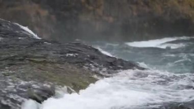 Una nehrindeki şelale ve Una Ulusal Parkı 'ndaki sis yükseliyor.