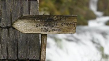 Krupa na Vrbasu 'daki Aziz Elijah manastırına ahşap tabela Krupa nehrinin yanındaki su değirmeninin çatısına iliştirilmiş.