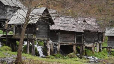 Jajce kenti yakınlarındaki Pliva nehrindeki eski su değirmenleri kompleksi, seyahat noktası