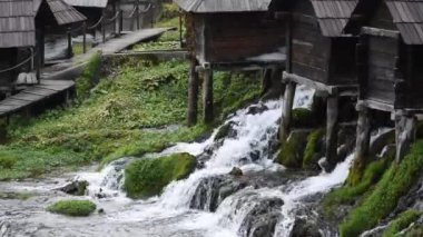 Jajce kenti yakınlarındaki Pliva nehrindeki eski su değirmenleri kompleksi, seyahat noktası