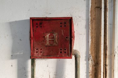 Duvardaki eski kırık yangın musluğu kutusu, terk edilmiş bina.