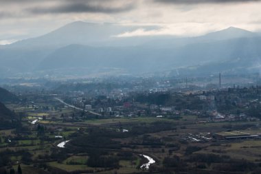Arkasında bulutlar olan Drvar şehri.