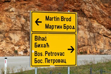 Yakınlardaki kasabaların trafik işaretleri.