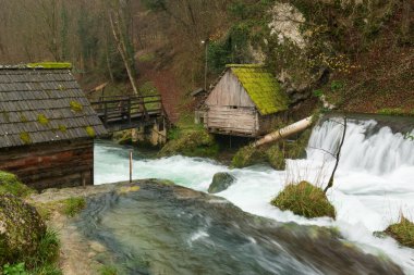 Hızlı dağ derelerinde çağlayan ağaçtan su değirmenleriyle Krupa