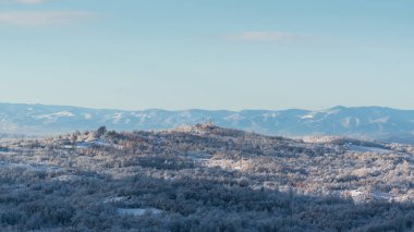 Soğuk kış gecesinden sonra buzla kaplı tepe köyü tepenin üstünde orman ve dağ sıralarıyla çevrili bir kilise var.