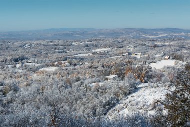 Kar örtüsü ve kış manzarasıyla kaplı bir köy.
