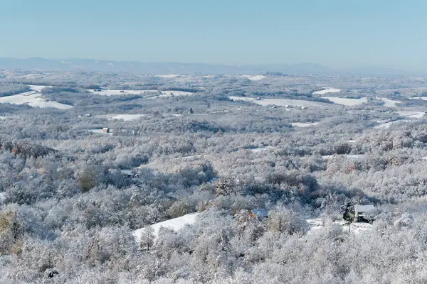 Kar örtüsü ve kış manzarasıyla kaplı bir köy.