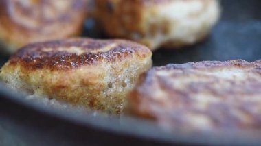 Kızartma tavasında kızartılmış çörek, buğday unundan yapılmış.