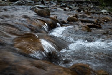 Çıra taştan yatağın üzerinde uğulduyor. Şelaleyi yakınlaştırıyor, çevreyi sakinleştiriyor.