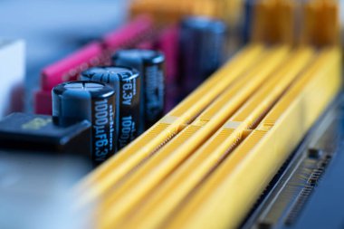 Kondansatörler ya da yoğunlaştırıcılar ana kartta ram portlarının yanında yakın kondansatörler, elektronik bileşenler