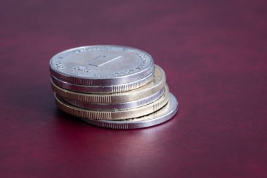 Üstünde bir Boşnak işareti olan bozuk para yığını kapanıyor, para dolaşımı