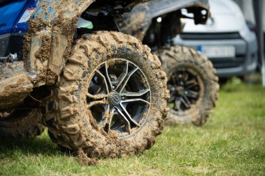 Motokros yarışından sonra çamurlu motorsiklet ya da ATV