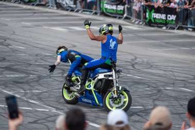 Dublör Dejan Spoljar ve ekibi moto festivalinde çeşitli akrobatik hareketler yapıyorlar.