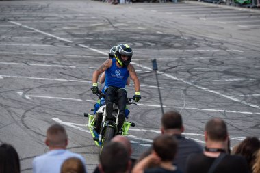 Dublör Dejan Spoljar ve ekibi moto festivalinde çeşitli akrobatik hareketler yapıyorlar.