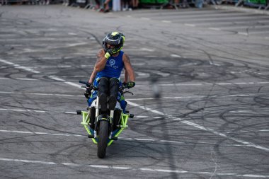 Dublör Dejan Spoljar ve ekibi moto festivalinde çeşitli akrobatik hareketler yapıyorlar.
