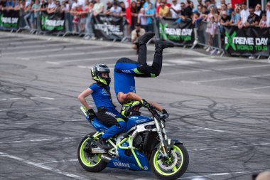 Dublör Dejan Spoljar ve ekibi moto festivalinde çeşitli akrobatik hareketler yapıyorlar.