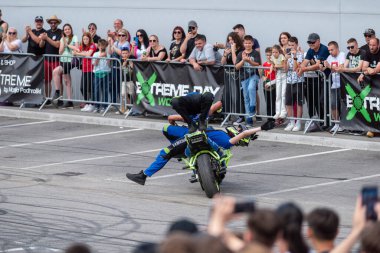 Dublör Dejan Spoljar ve ekibi moto festivalinde çeşitli akrobatik hareketler yapıyorlar.